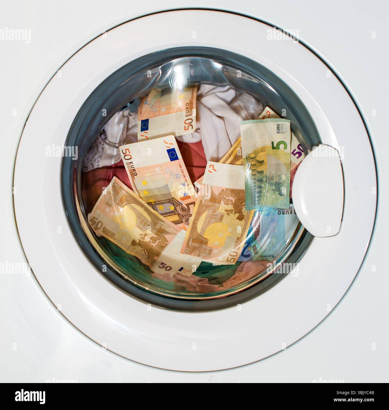 Un sacco di euro in lavatrice. Il denaro sporco concetto. Foto Stock