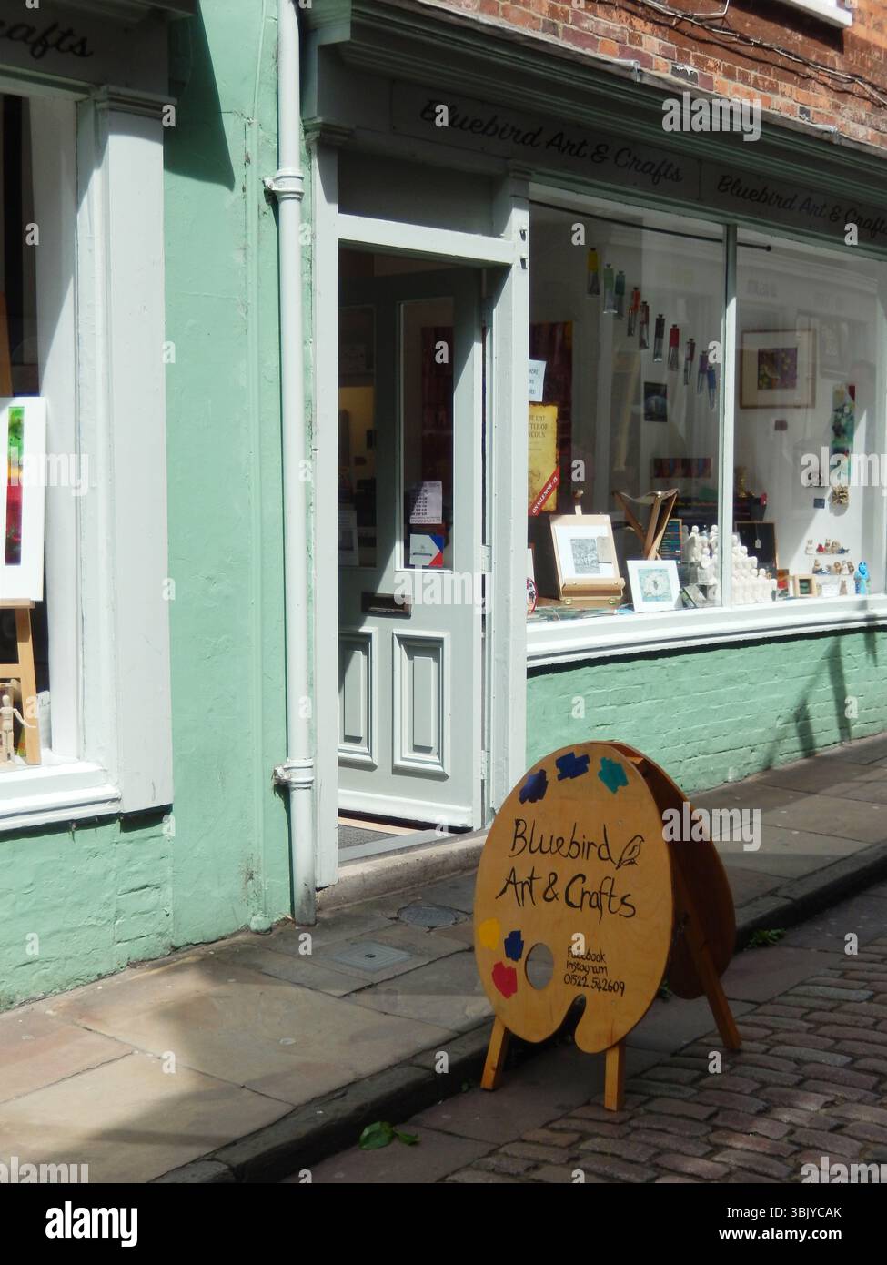 Negozio di arte e artigianato con esposizione artigianale e invitante segnaletica. Lincoln, Inghilterra Foto Stock