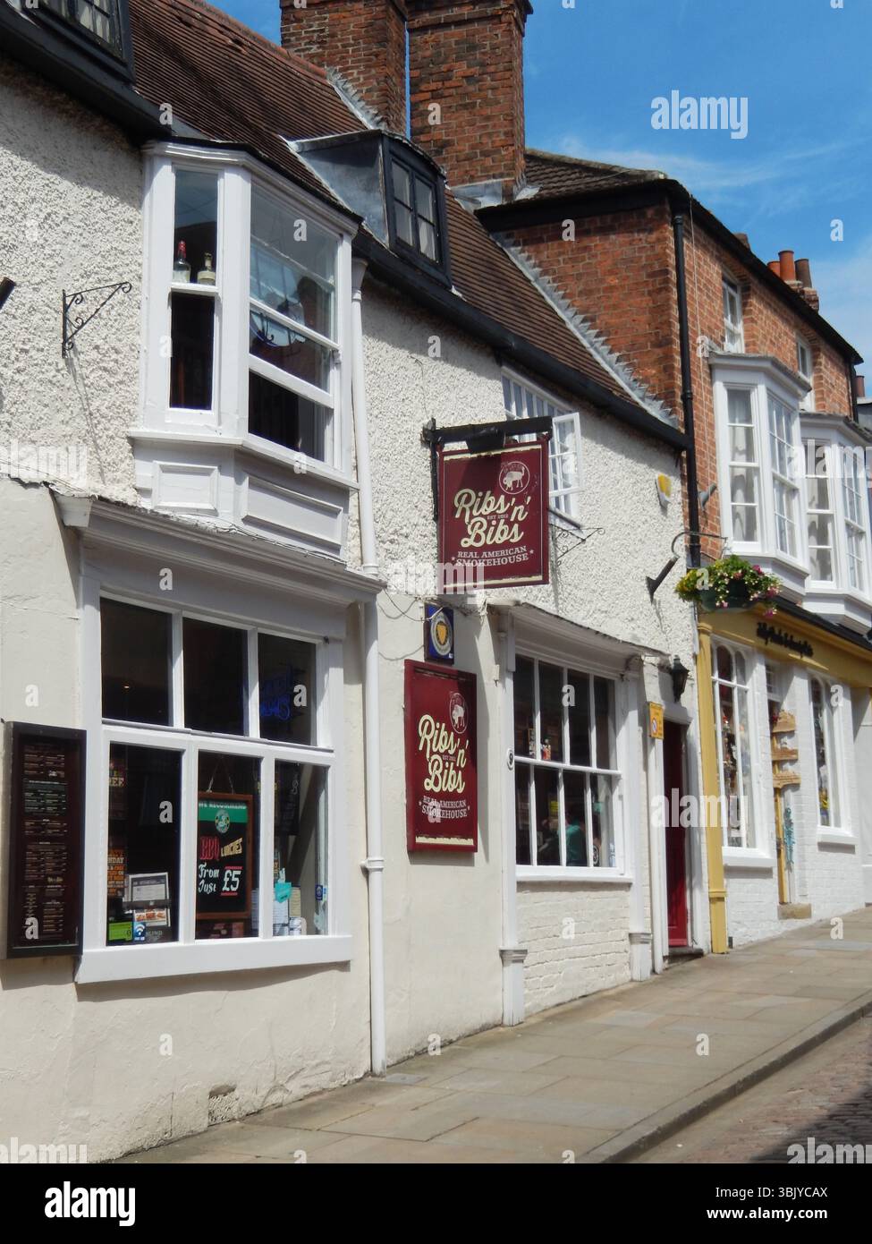 Edificio storico con ristorante Smokehouse e arredamento tradizionale. Lincoln, Inghilterra Foto Stock