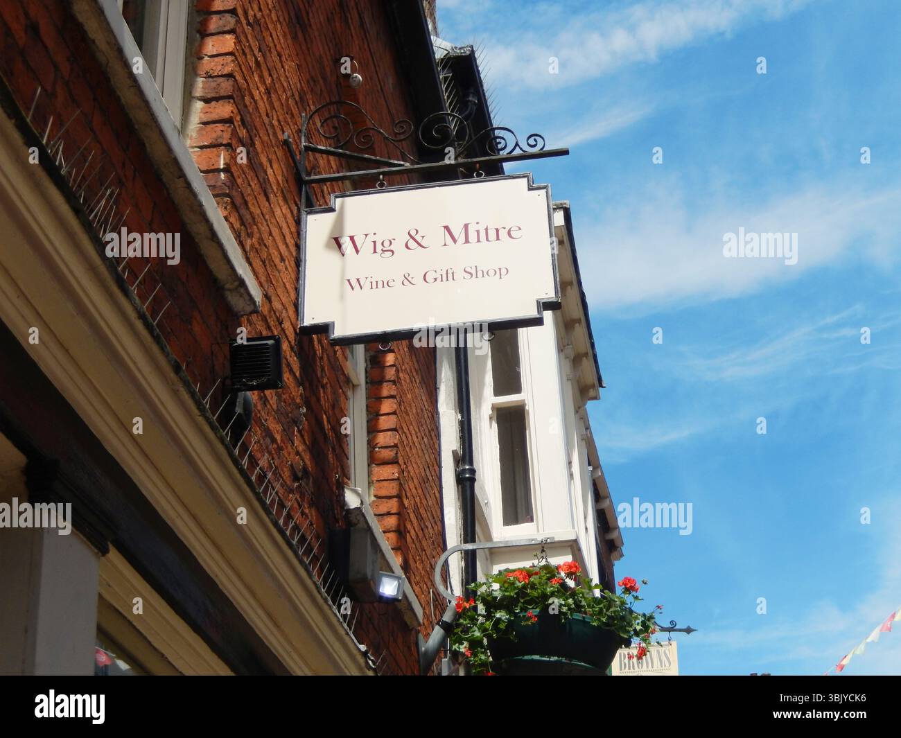 Storico negozio di vini e articoli da regalo, accedi alla pittoresca strada. Lincoln, Inghilterra Foto Stock