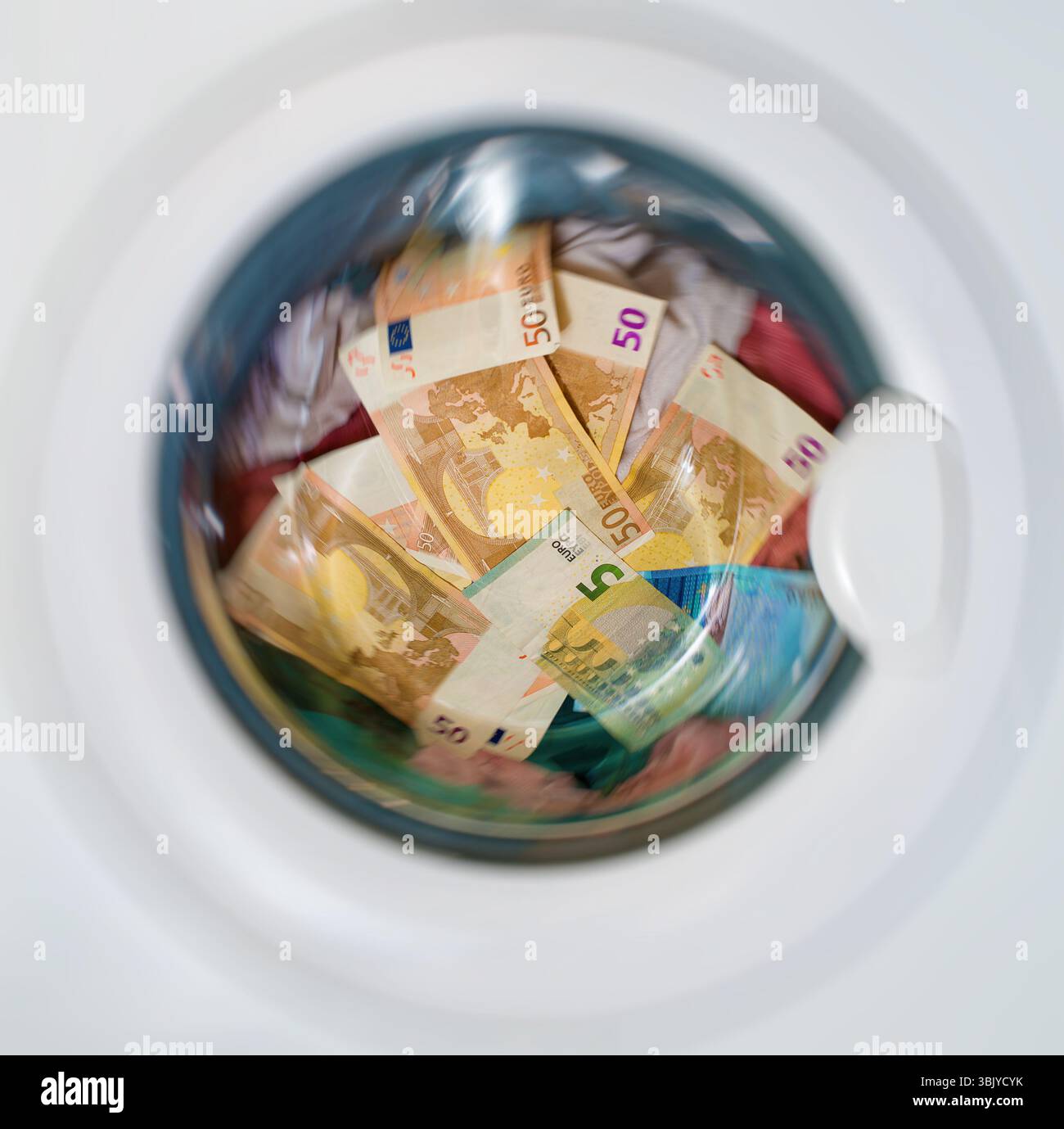 Un sacco di euro in lavatrice. Il denaro sporco concetto. Foto Stock