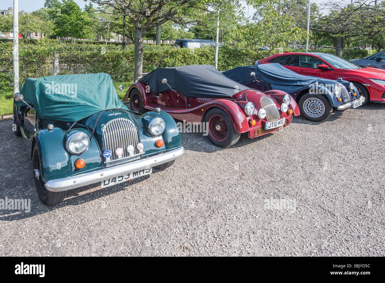 Line up di tre appassionati di MOG' Morgans fuori da un hotel a Montrose, Scozia, giugno 2025 Foto Stock