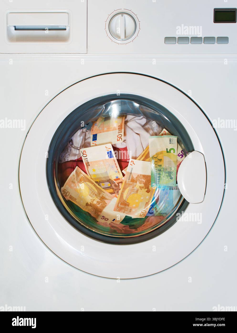 Un sacco di euro in lavatrice. Il denaro sporco concetto. Foto Stock