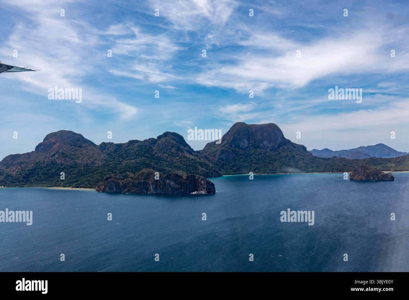 Una vista aerea delle isole delle Filippine, presa da un aereo, che mostra la bellezza naturale dell'arcipelago. Foto Stock