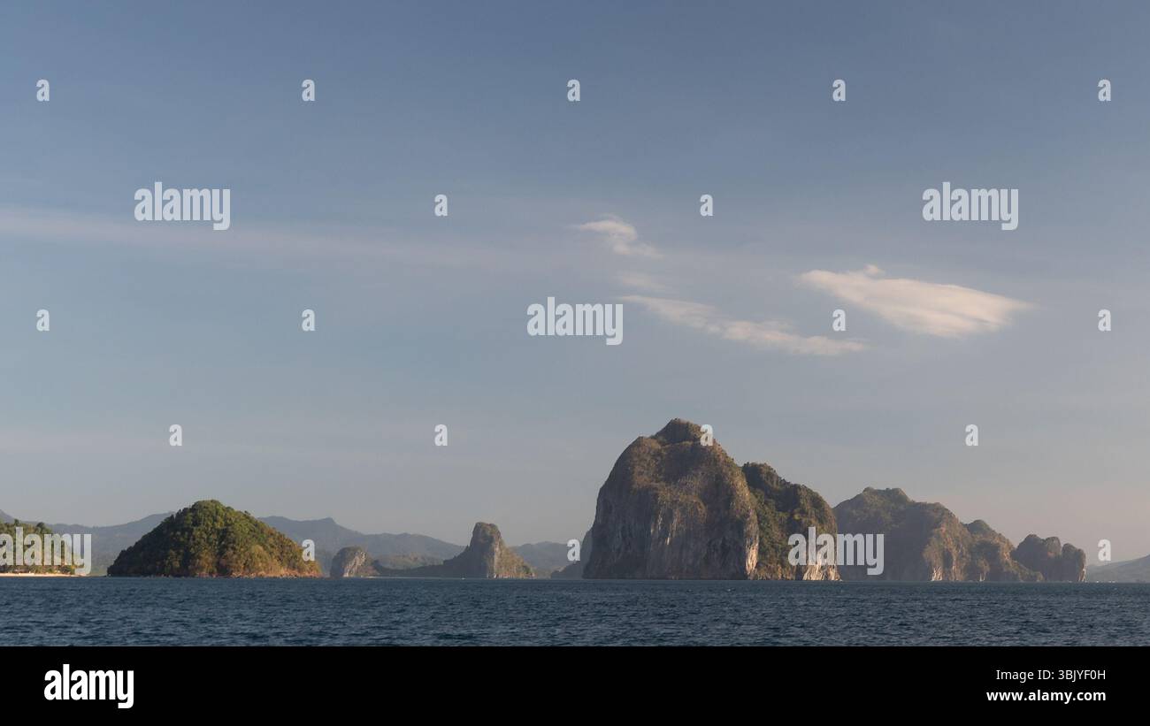 Una vista panoramica delle isole nell'oceano sotto un cielo limpido, che mostra la bellezza naturale e la tranquillità del paesaggio marino. Foto Stock