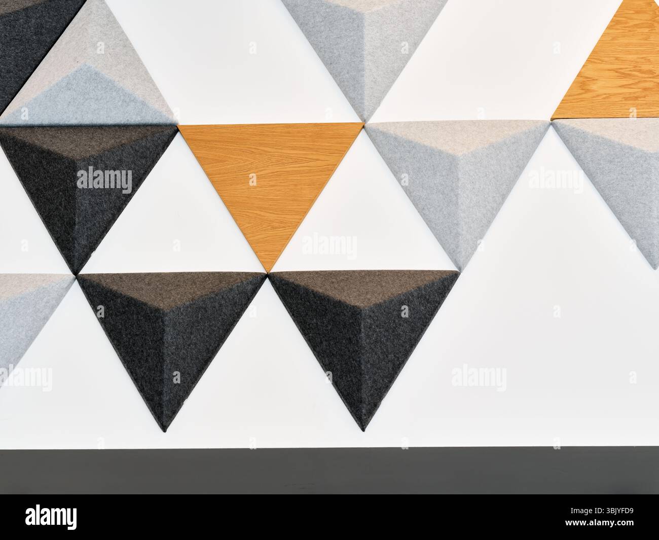 Piastrelle a forma di triangolo sul soffitto del caffè nel museo e galleria d'arte di Northampton, in Inghilterra. Foto Stock