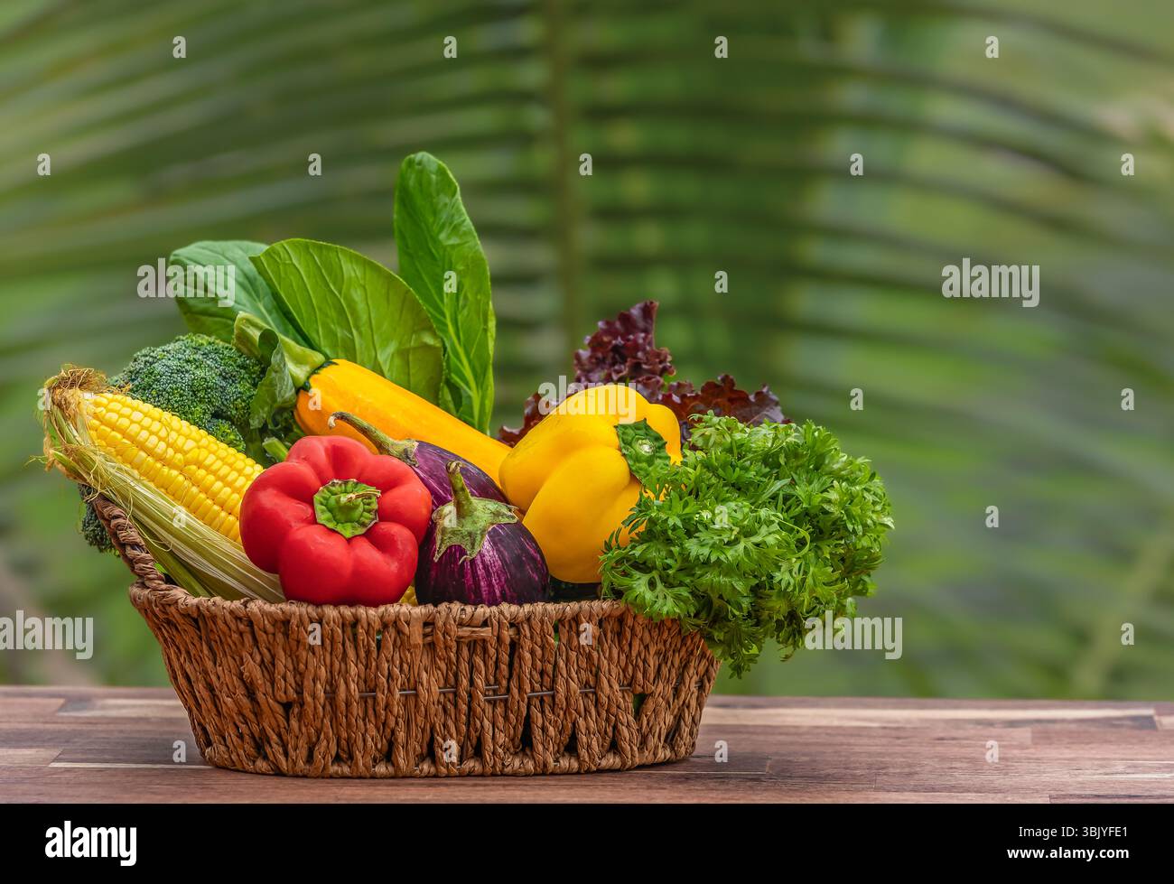 Verdure biologiche assortite peperone dolce, zucchine, broccoli, melanzane, mais dolce in un cesto. Verdure biologiche fresche in cestello di vimini su un n Foto Stock