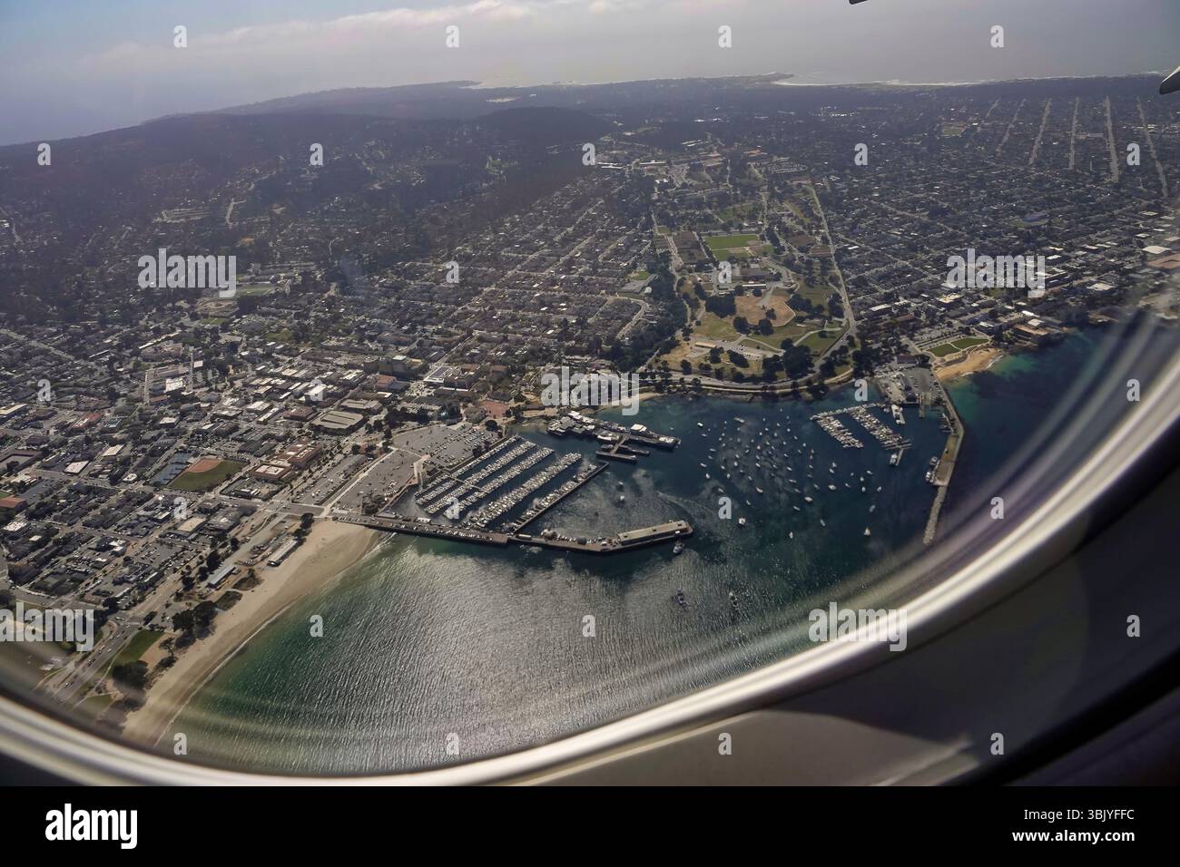 Monterey, California, Stati Uniti - 7 maggio 2025 decollo dall'aeroporto di Monterey (MRY) in California - vista sul porto di Monterey e itÕs e sui pescatori Foto Stock