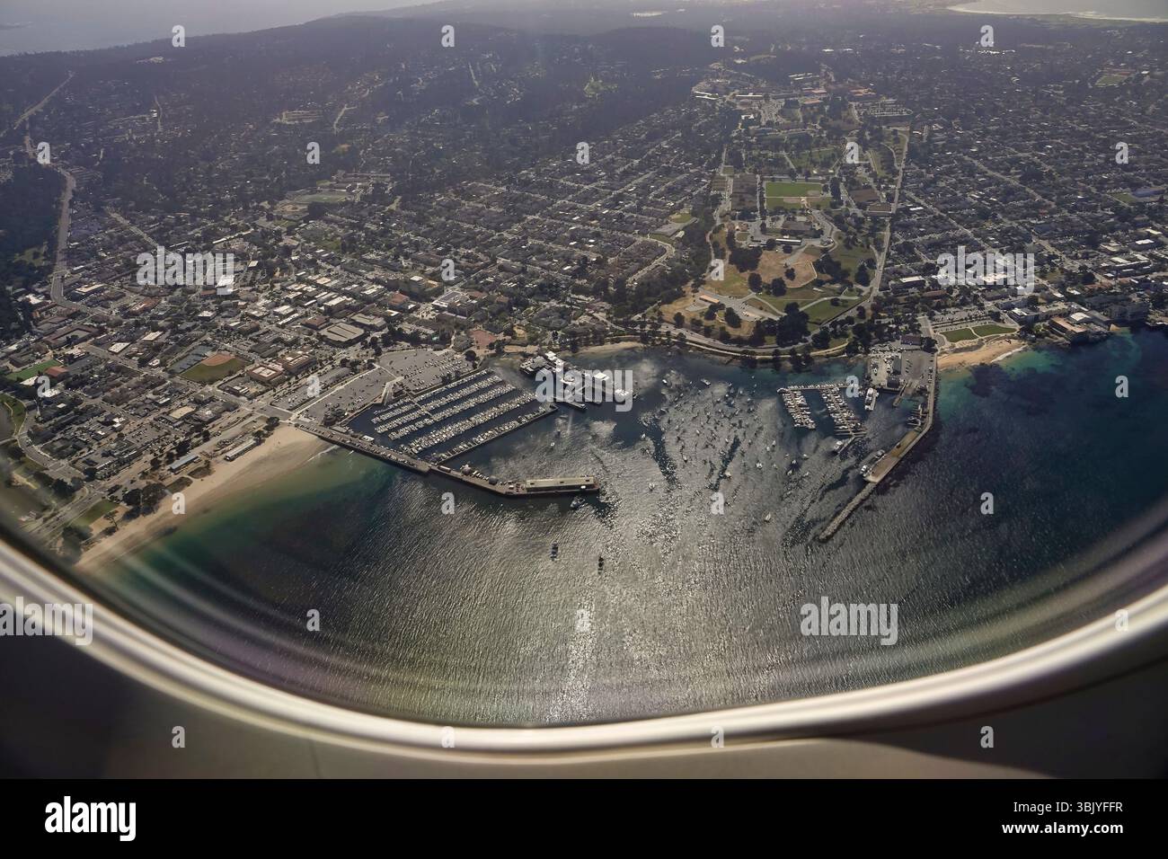 Monterey, California, Stati Uniti - 7 maggio 2025 decollo dall'aeroporto di Monterey (MRY) in California - vista sul porto di Monterey e itÕs e sui pescatori Foto Stock