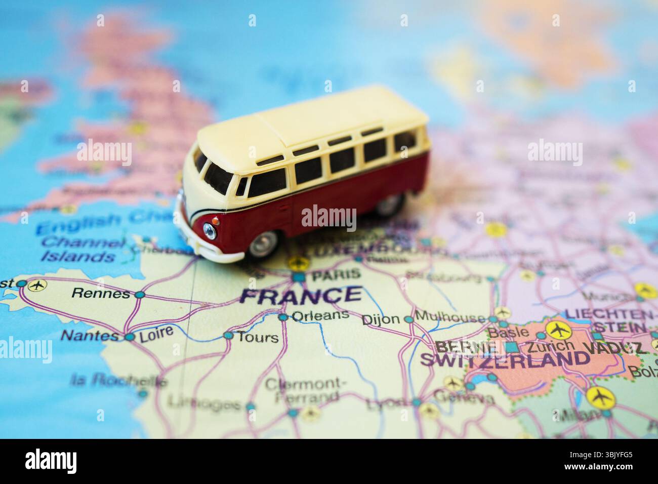 Piccolo autobus giocattolo retro sulla mappa europea in Francia. Viaggio in minivan. Foto Stock