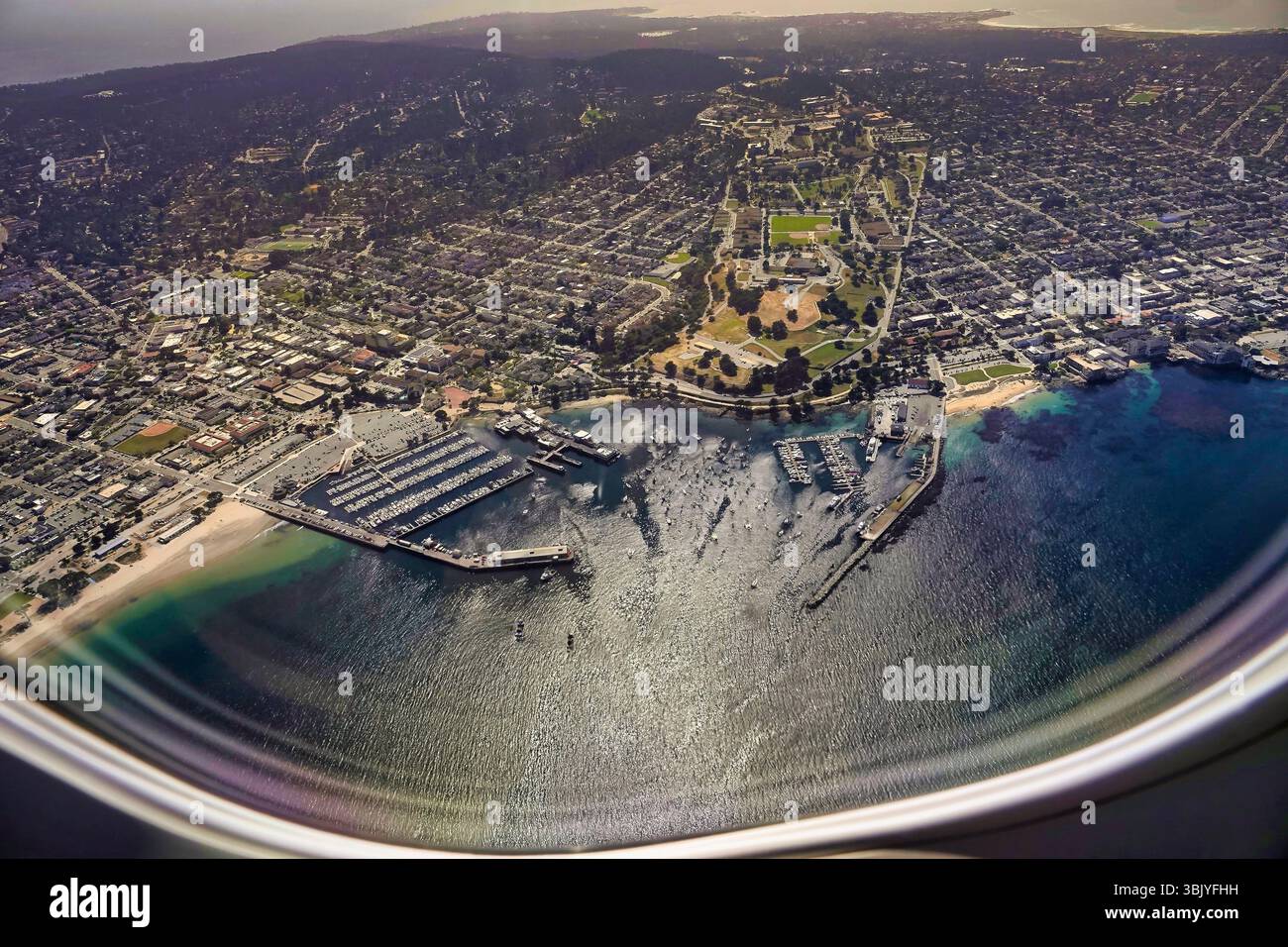 Monterey, California, Stati Uniti - 7 maggio 2025 decollo dall'aeroporto di Monterey (MRY) in California - vista sul porto di Monterey e itÕs e sui pescatori Foto Stock