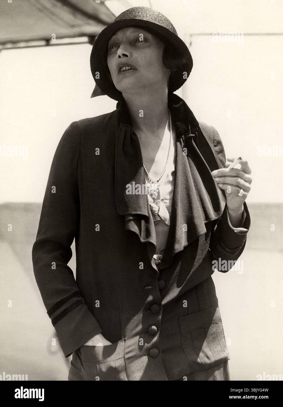 1930 , 13 giugno , San Diego , California , USA : la celebre attrice e produttrice teatrale americana KATHERINE CORNELL ( 1893 - 1974). La foto mostra la signorina Cornel , protagonista femminile nella produzione di Broadway THE DISONORABLE LADY , che è arrivata a San Diego di recente a bordo della Panama Pacific Liner ' California ' da New York attraverso il Canale di Panama a Los Angeles . Fotografo sconosciuto . - TEATRO - TEATHRE - TEATRO - RITRATTO - MODA - MODA - XX SECOLO - cappello - cappello - ANNI TRENTA - ANNI 1930 - '30 - '30 - STORIA - FOTO STORICHE - sigaretta - fumatrice donna - fumatrice - fumatrice - fumatrice - Foto Stock