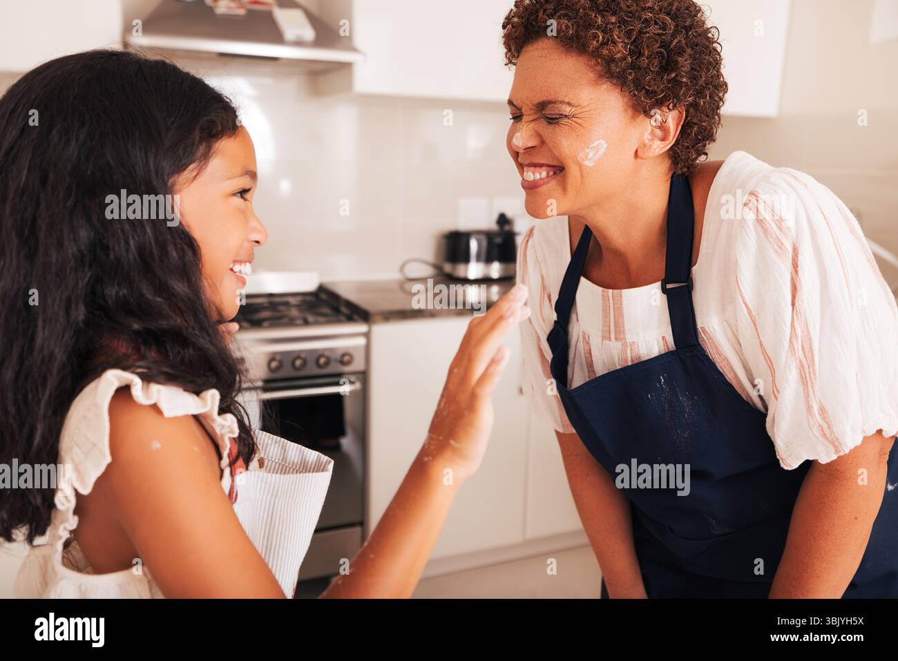 Nonna e nonna che si divertono mentre cucinano in cucina Foto Stock