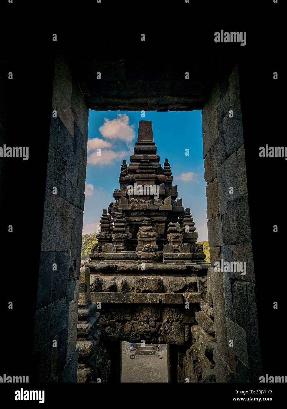 Prambanan è un tempio indù più grande dell'Indonesia. Fu costruito nel 850 d.C. Questa foto è stata scattata dall'interno del tempio principale. - Immagine stock catturata con smartphone
