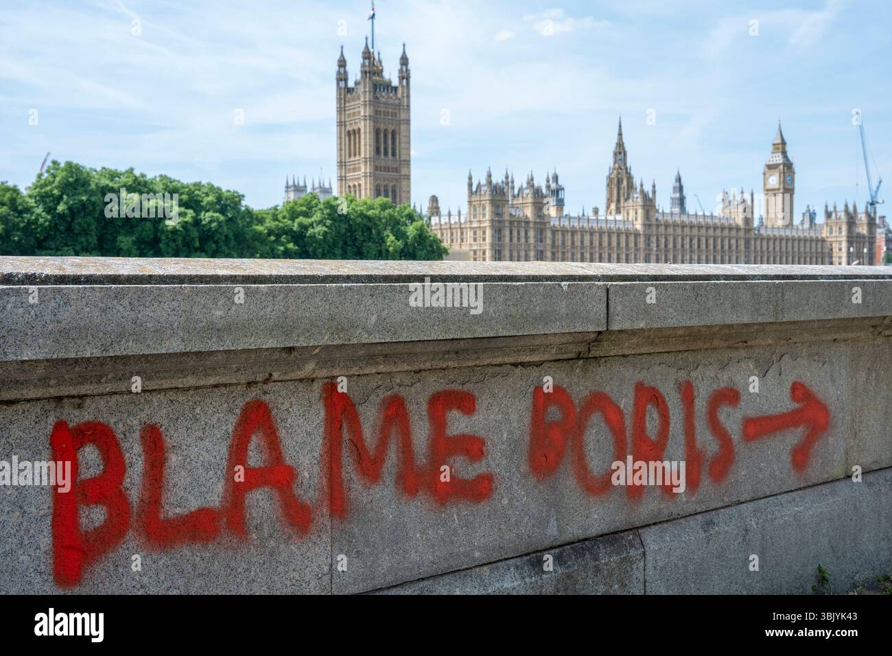 Londra, Regno Unito. 17 giugno 2025. Le parole "incolpare Boris" sono viste spruzzare su Albert Embankment vicino al National Covid Memorial Wall e di fronte al Parlamento. L'ex primo ministro Boris Johnson e il suo gabinetto erano al potere durante la pandemia di COVID-19. Crediti: Stephen Chung / Alamy Live News Foto Stock