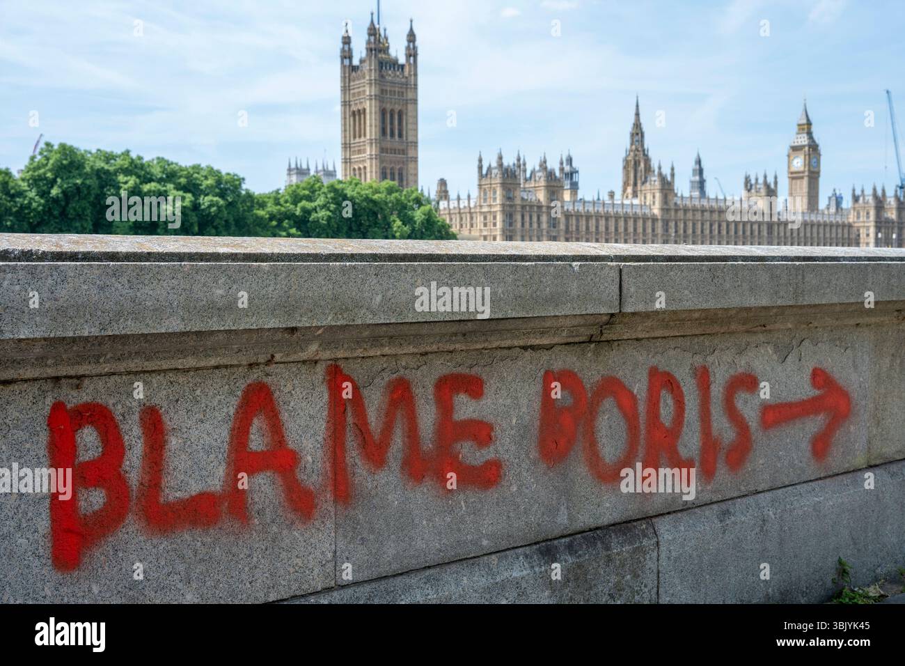 Londra, Regno Unito. 17 giugno 2025. Le parole "incolpare Boris" sono viste spruzzare su Albert Embankment vicino al National Covid Memorial Wall e di fronte al Parlamento. L'ex primo ministro Boris Johnson e il suo gabinetto erano al potere durante la pandemia di COVID-19. Crediti: Stephen Chung / Alamy Live News Foto Stock