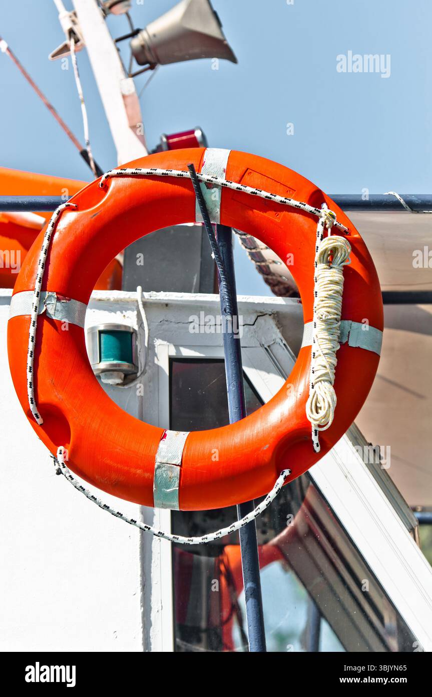 Red bouy su una barca pronta a salvare delle vite Foto Stock