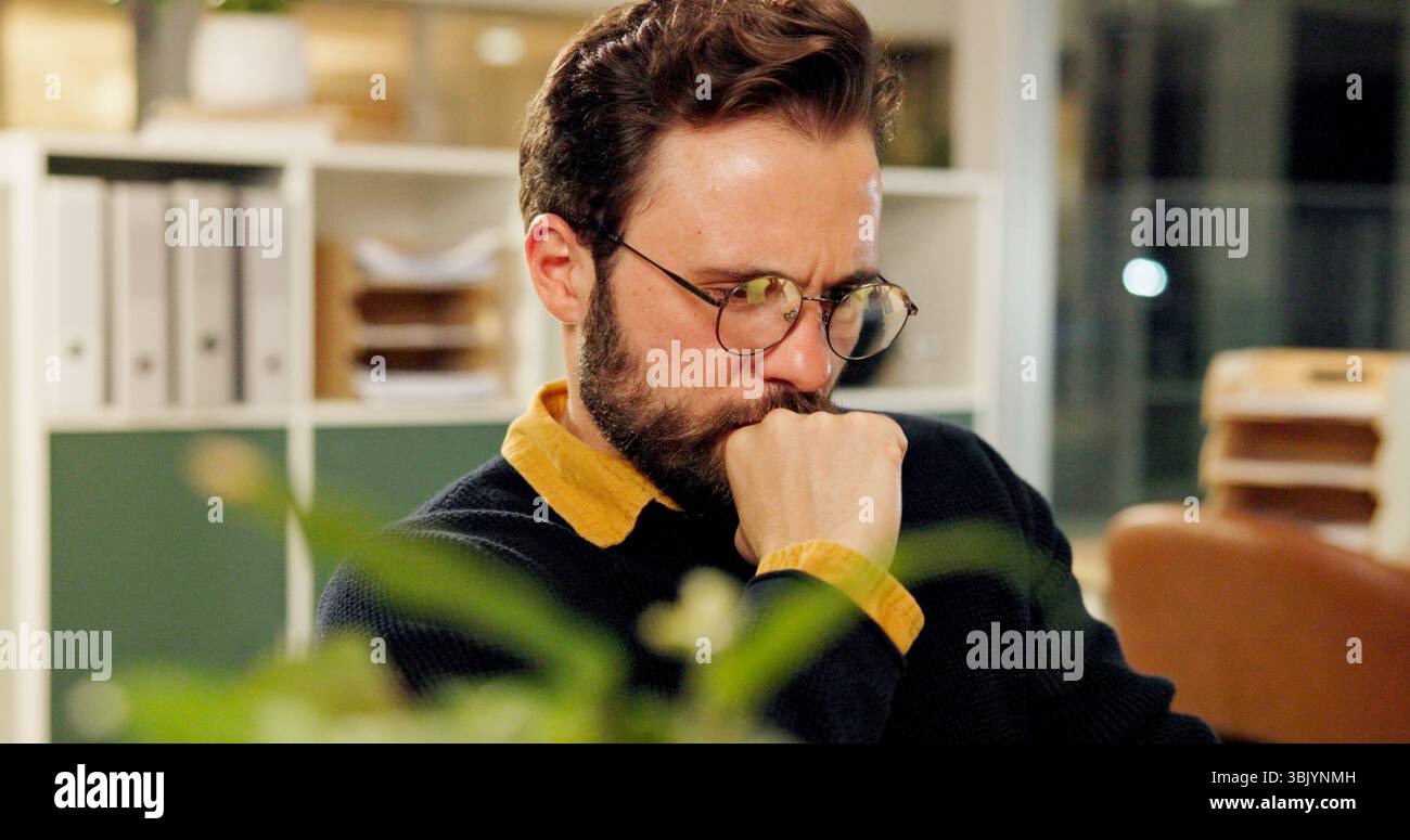 Lettura, occhiali e pensiero con un uomo d'affari in ufficio per ricerca, contabile e visione. Riflessione sul conto, decisione sul tesoro con persona in Foto Stock