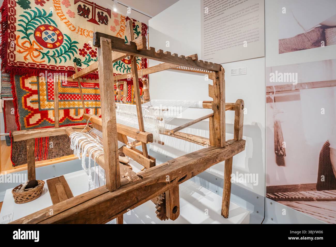 Mostra tradizionale di telai in legno nel Museo Velas, isola di Sao Jorge. Artigianato tessile delle Azzorre, attrezzature storiche per la tessitura, patrimonio culturale Foto Stock
