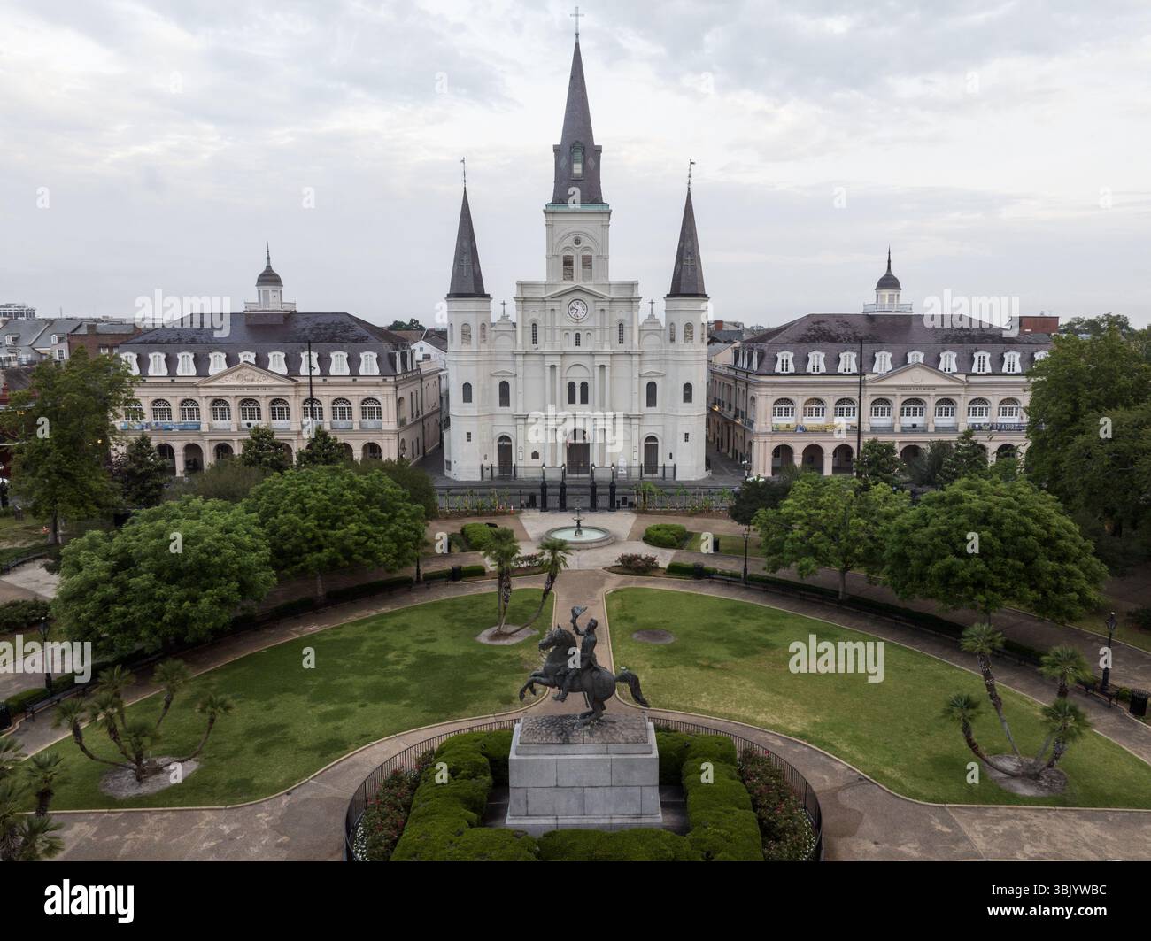 Vista aerea in droni della storica cattedrale di St. Louis e Jackson Square nel quartiere francese di New Orleans, l'architettura iconica della Louisiana. Foto Stock