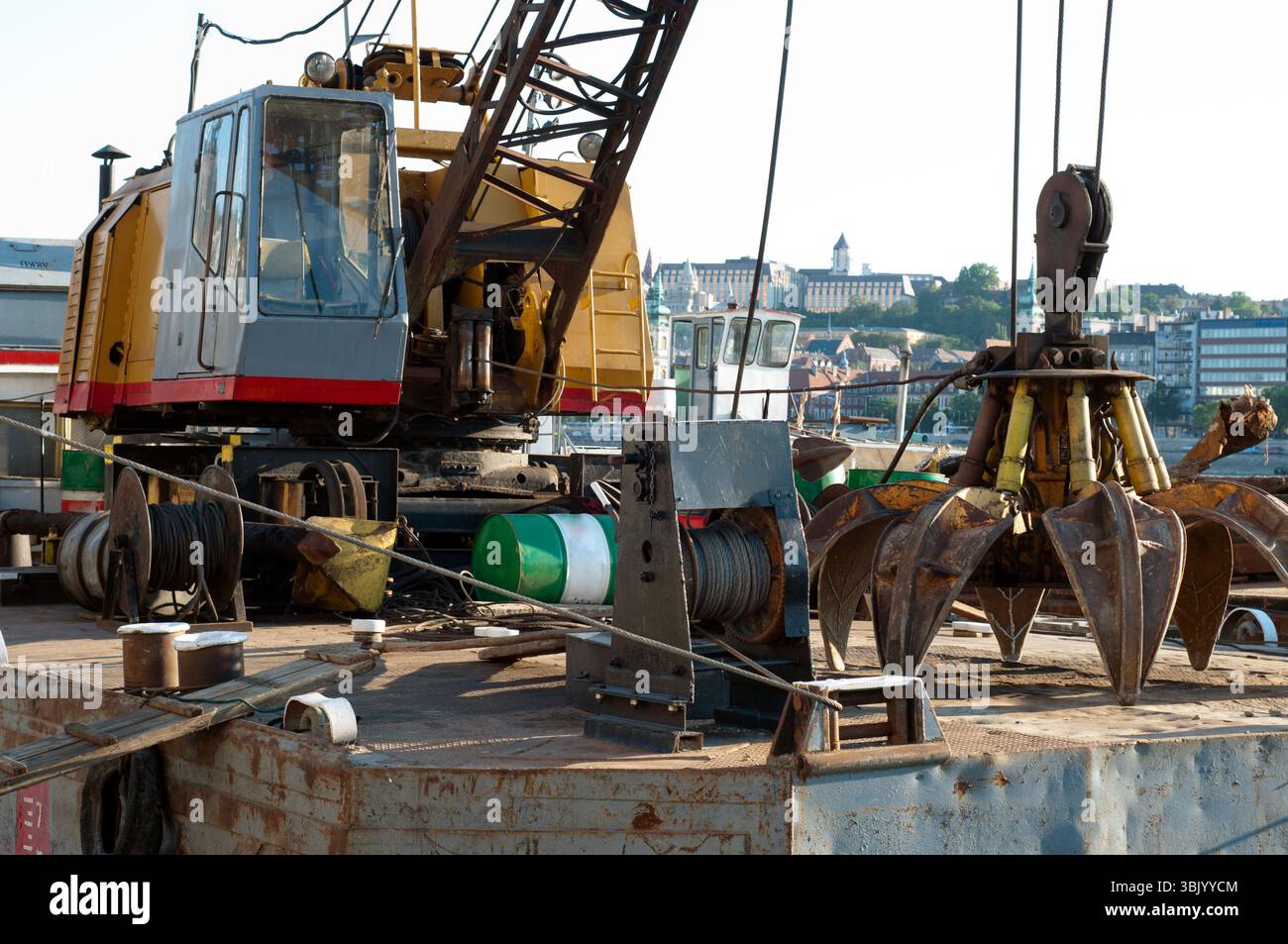 Gru grande su macchina strana Foto Stock
