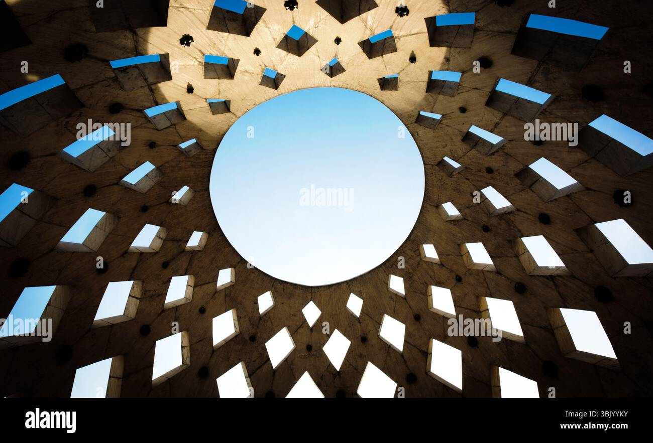 Tetto con forma circolare e cielo blu gradiente Foto Stock