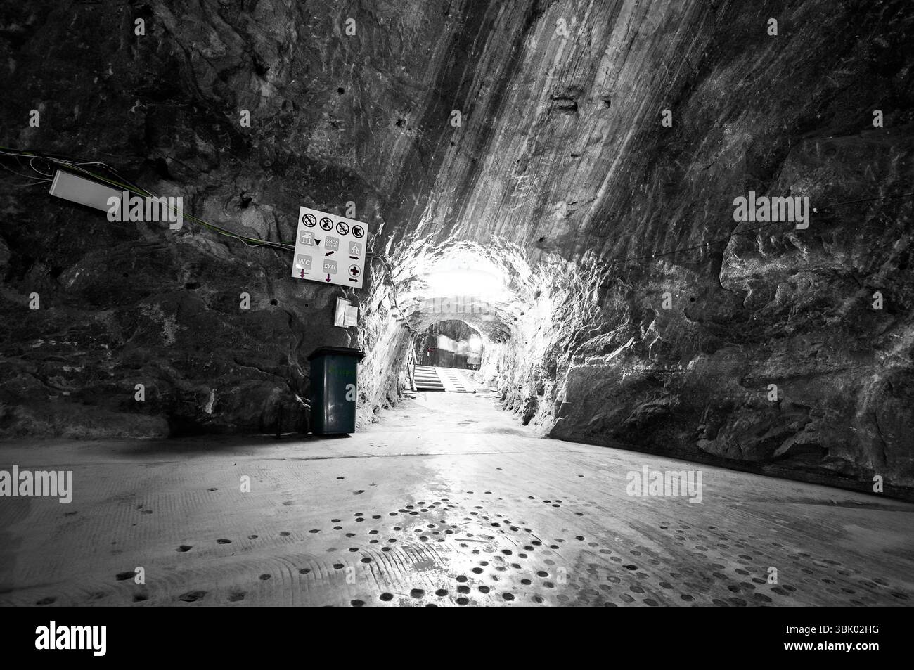 Passaggio sotterraneo della miniera in piena luce Foto Stock