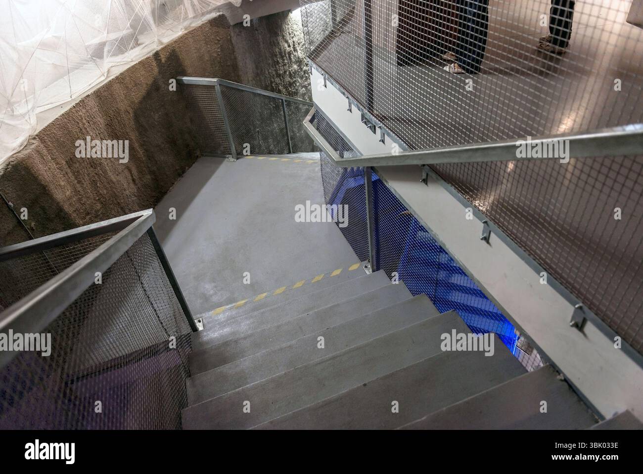 A testa in vista di una scala a spirale angolazione Foto Stock