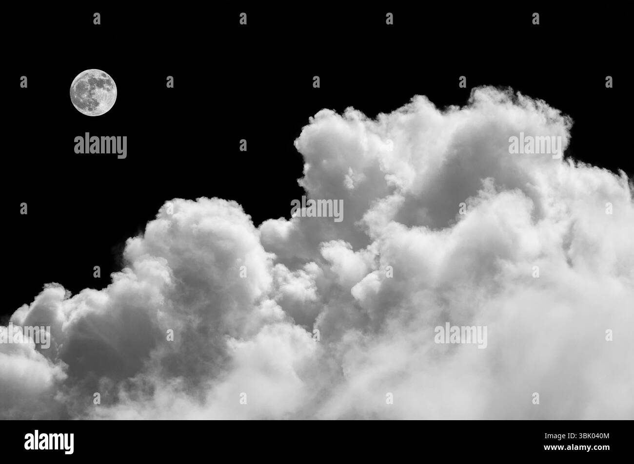 Splendido paesaggio nuvoloso con nuvole soffici e luna Foto Stock