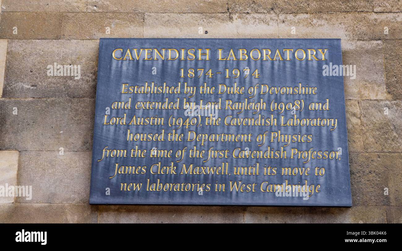 CAMBRIDGE, Regno Unito - 11 GIUGNO 2025 - targa commemorativa che segna il Cavendish Laboratory di Cambridge, evidenziando la sua istituzione, le sue estensioni, e ho Foto Stock
