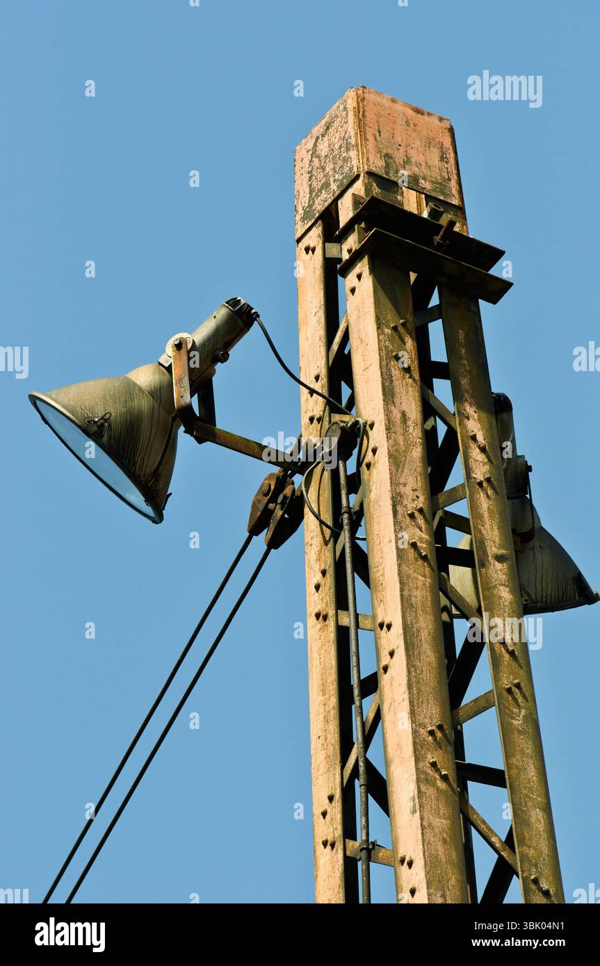 Alta torre faro con cielo blu Foto Stock