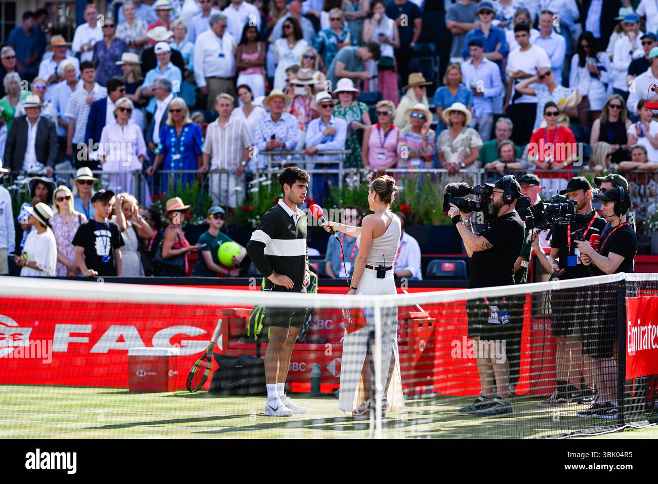 LONDRA, REGNO UNITO 17 giugno: Carlos Alcaraz (EPS) è stato intervistato dopo il match contro Adam Walton (AUS) durante l'ATP 500 il giorno 8 dei Campionati HSBC 2025 al Queen's Club martedì 17 giugno 2025 a LONDRA, REGNO UNITO. Crediti: Taka Wu/Alamy Live News Foto Stock