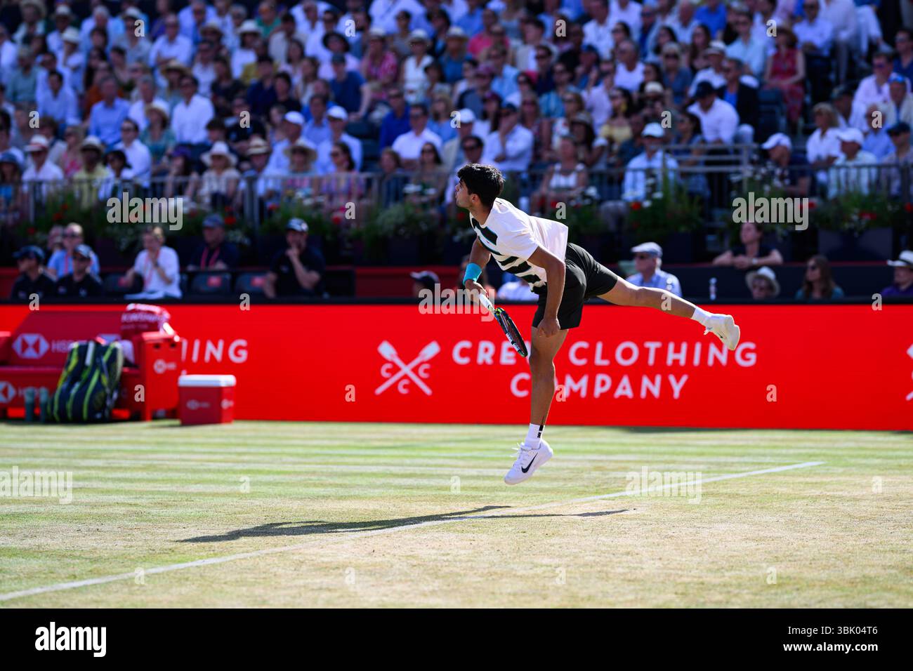 LONDRA, REGNO UNITO giugno, 17: Carlos Alcaraz (EPS) in azione contro Adam Walton (AUS) durante l'ATP 500 il giorno 8 dei Campionati HSBC 2025 al Queen's Club martedì 17 giugno 2025 a LONDRA, REGNO UNITO. Crediti: Taka Wu/Alamy Live News Foto Stock