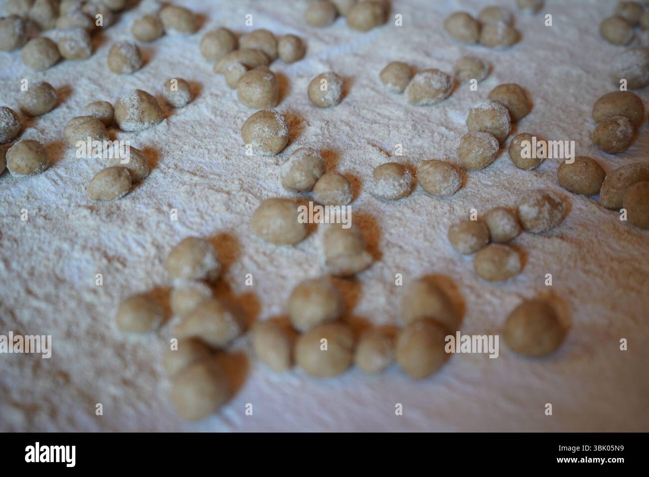 La topia greca, le palline di pasta sono cibo che le donne di Creta hanno dato ai loro figli affamati per ingannare la loro fame negli anni della povertà e della guerra Foto Stock