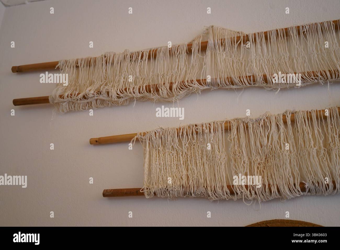 Preparazione tradizionale del filato cretese con aste in legno e filo bianco naturale, utilizzata nei telai per tessitura per l'organizzazione della curvatura. Foto Stock