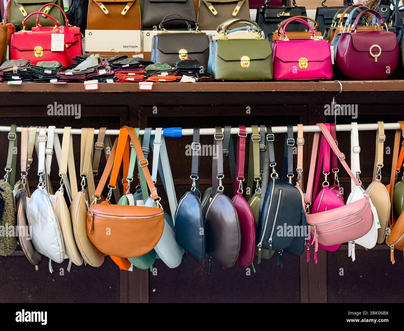 VERONA, ITALIA - 29 OTTOBRE 2024: Mercato in Italia con falsi occhiali da sole e borse SeeVision contraffatti Foto Stock