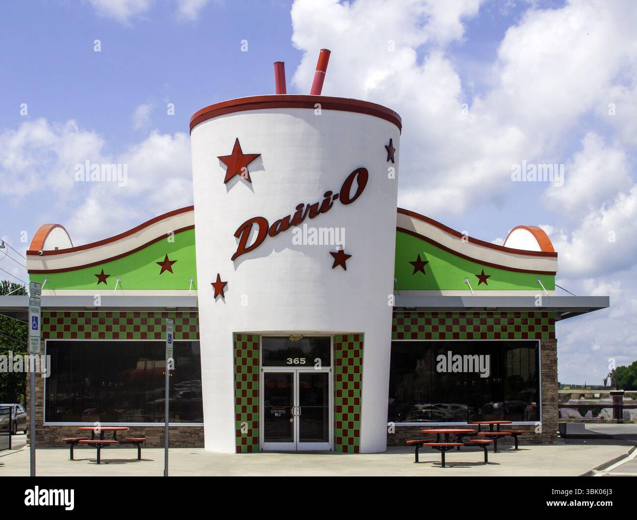 La gigantesca scultura di Milkshake si erge come una divertente attrazione a King, North Carolina, perfetta per una sosta fotografica stravagante. Foto Stock