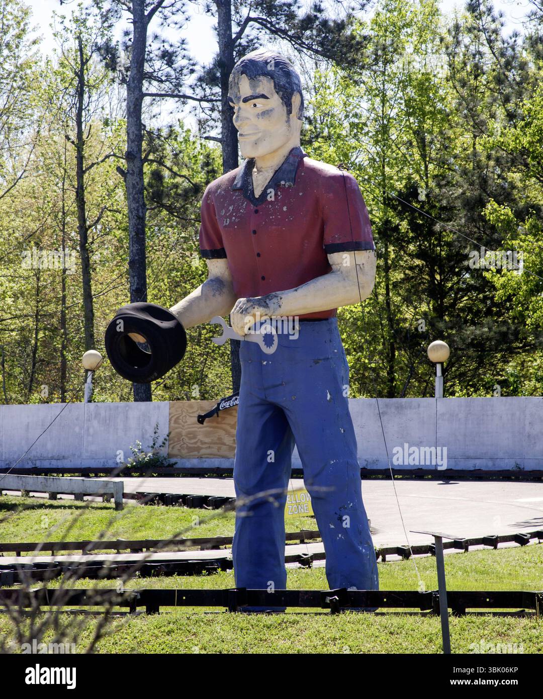 La statua di MUTER Man vestita da membro dell'equipaggio della NASCAR si erge a Chattanooga, Tennessee, un'icona accattivante a bordo strada. Foto Stock