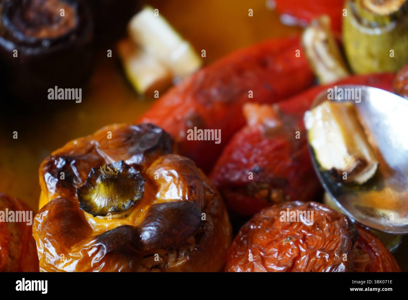 Gemista, un piatto tradizionale di Creta, Grecia - cucina greca, gastronomia cretese, dieta mediterranea. Verdure ripiene arrosto, inclusi peperoni Foto Stock
