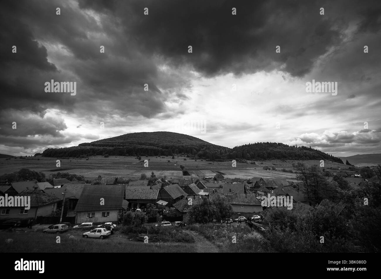 Ripresa angolare di un piccolo villaggio con un cielo spettacolare Foto Stock
