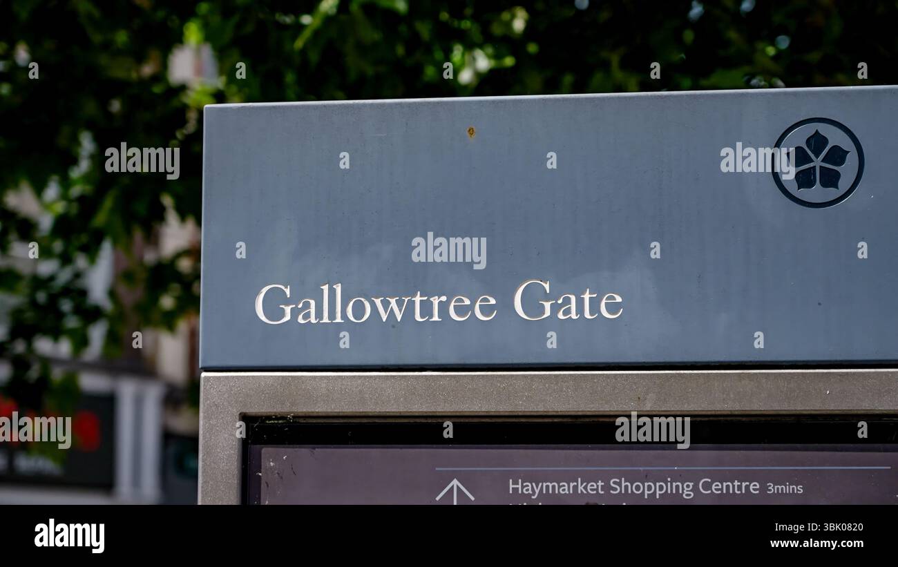 LEICESTER, Regno Unito - 14 GIUGNO 2025 - primo piano del cartello Gallowtree Gate Street, che indica l'ingresso in una vivace zona di Leicester, Regno Unito Foto Stock