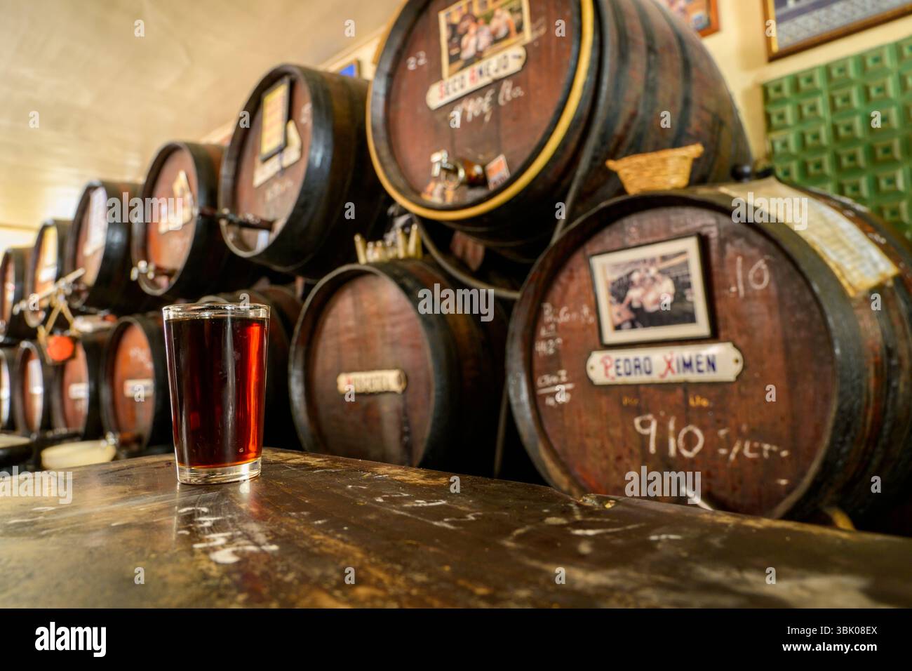 Un bicchiere di vino dolce al bar de la Taberna Antigua Casa de Guardia, Malaga, Andalusia, Spagna. Foto Stock