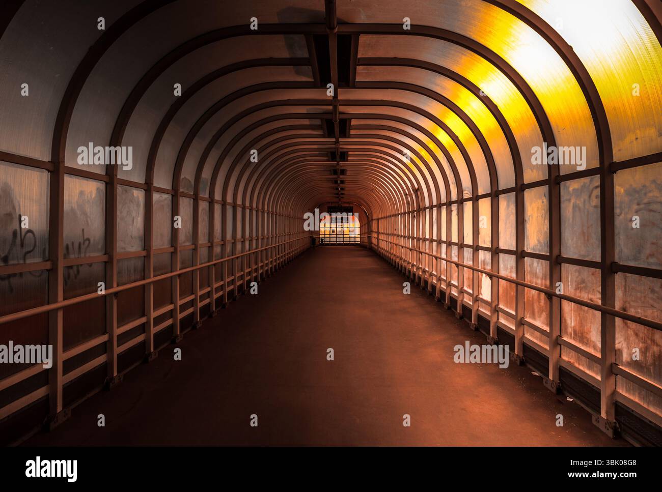 Corridoio con luce luminosa e luminosa Foto Stock