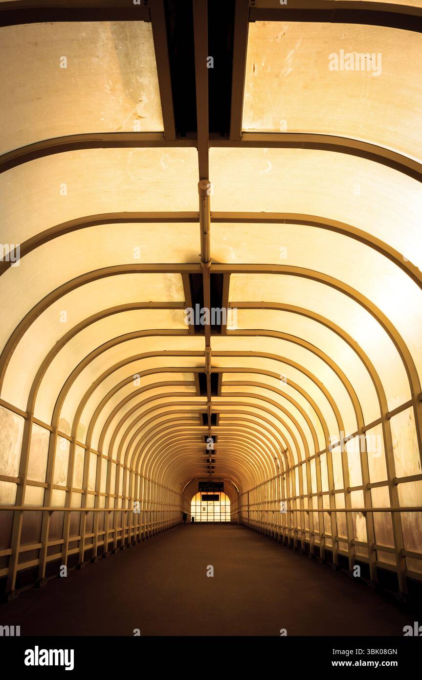 Corridoio con luce luminosa e luminosa Foto Stock