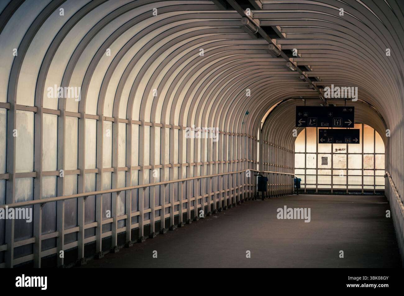 Corridoio con luce luminosa e luminosa Foto Stock