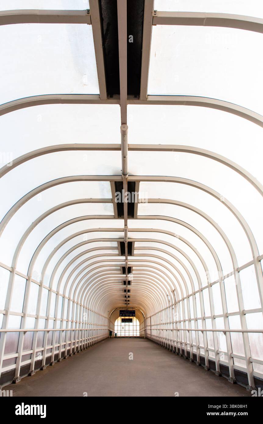 Corridoio con luce luminosa e luminosa Foto Stock