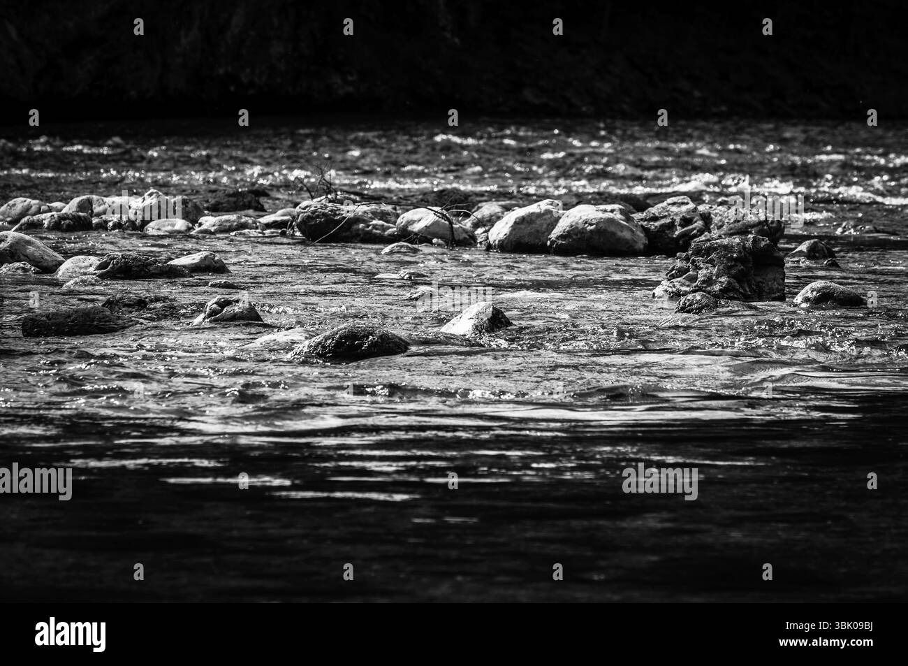 Veloce fiume di montagna in primo piano bianco e nero Foto Stock