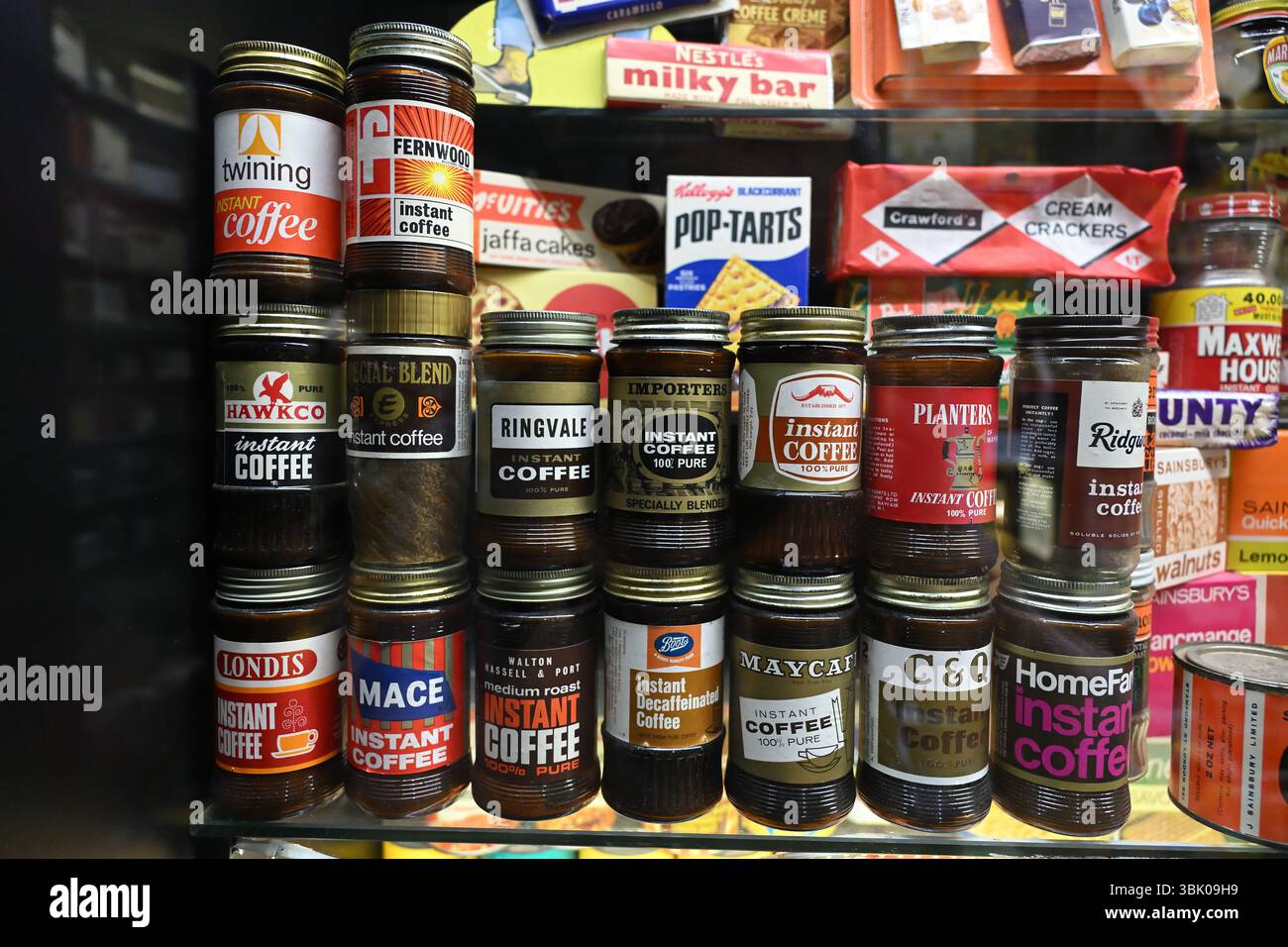 Una varietà di vecchi barattoli di caffè istantaneo + marchi - Museum of Brands - Londra Regno Unito Foto Stock