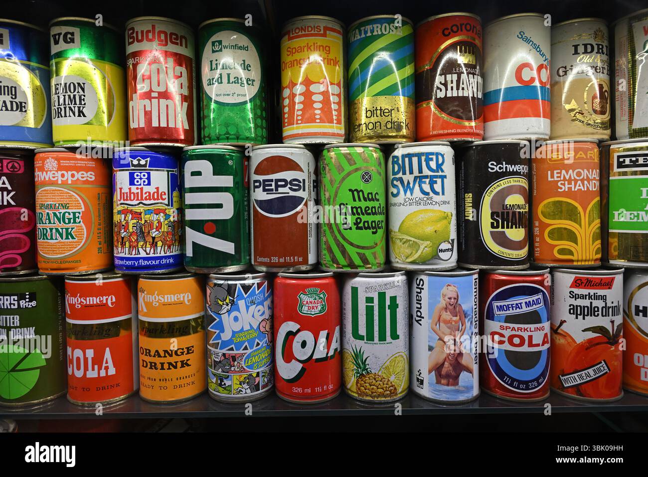 Selezione di bibite analcoliche vintage - Museum of Brands - Londra Regno Unito Foto Stock