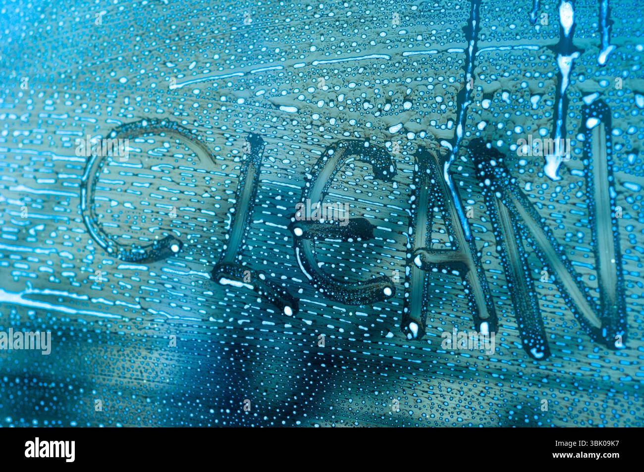 Parola "pulizia" sul finestrino di un'auto Foto Stock